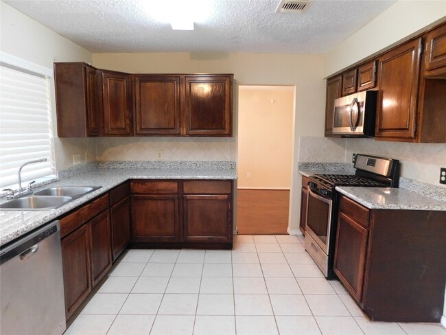 Building Photo - 3303 Rimrock Dr