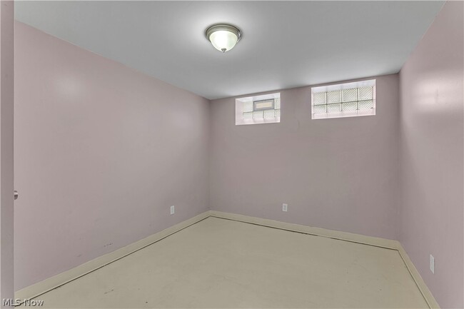 Building Photo - 325 Thelma Dr