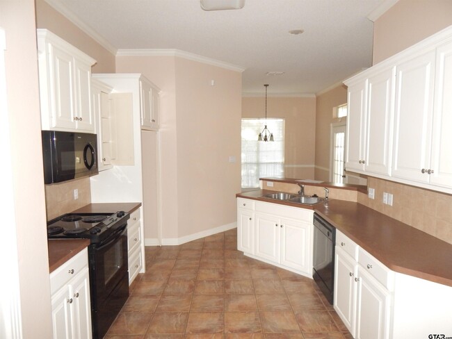 Building Photo - 16554 Beauregard Dr