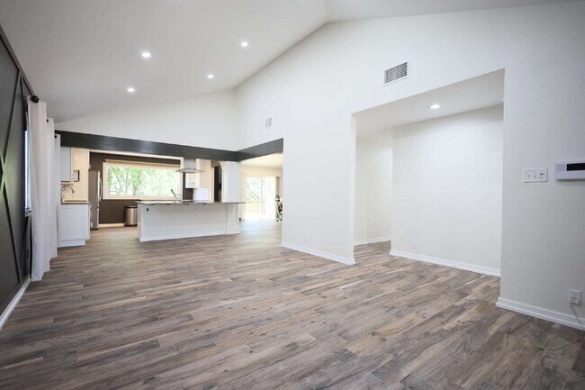 Building Photo - Updated 3 Bed / 2 Bath One-Story Home in S...