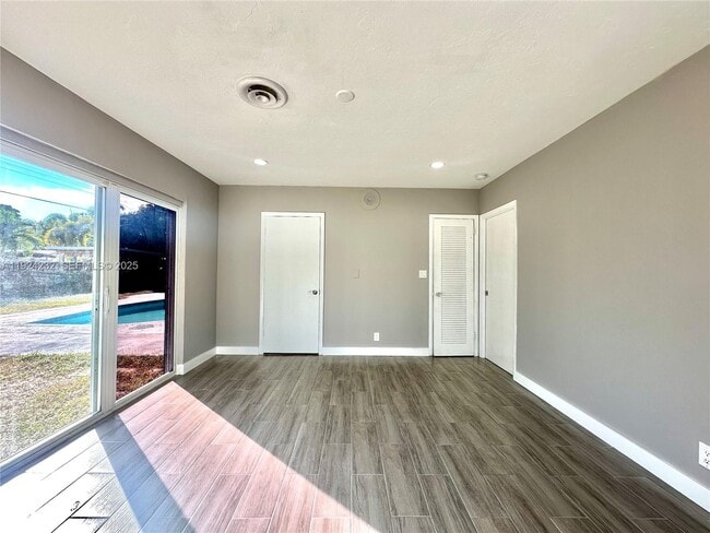 Building Photo - 912 NE 9th Ct