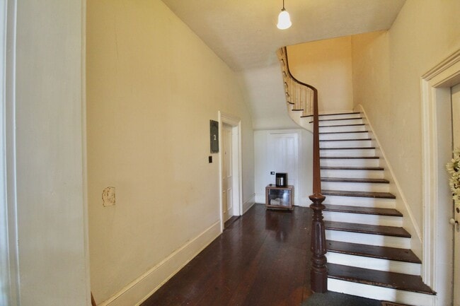 Building Photo - 1 bed, 1 bath apartment for rent in Downtown Harrisonburg!