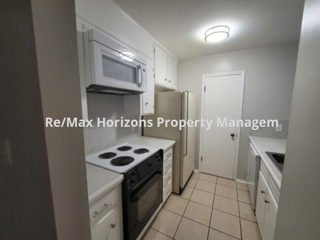 Building Photo - Nicely updated duplex!