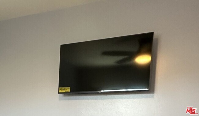 Building Photo - 10509 S Van Ness Ave