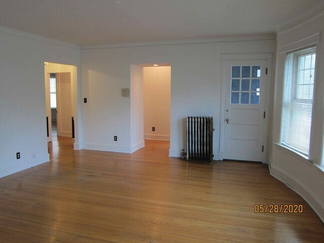 Building Photo - Available October 2025- Gorgeous, Sunny 1 ...