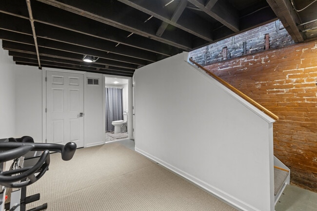 Building Photo - 3039 Spring Wy