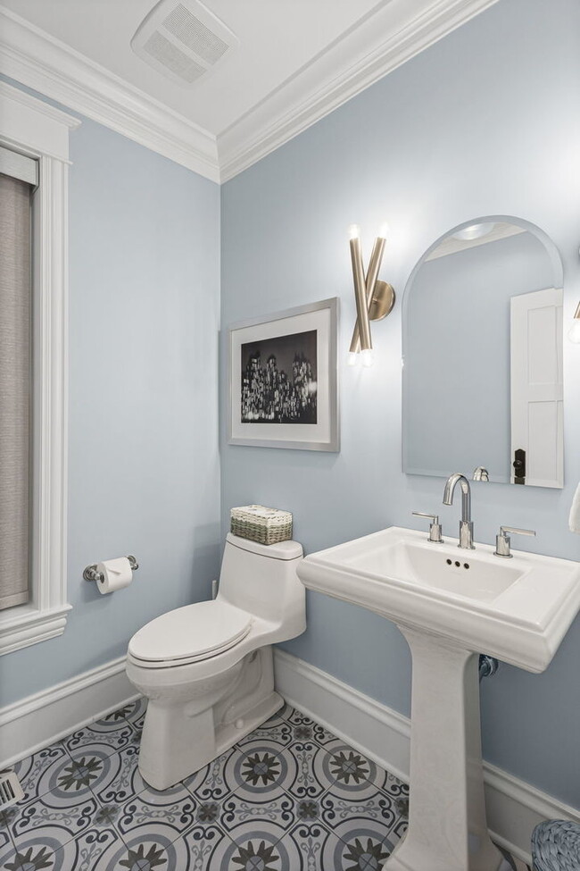 Building Photo - 4322 N Hermitage Ave