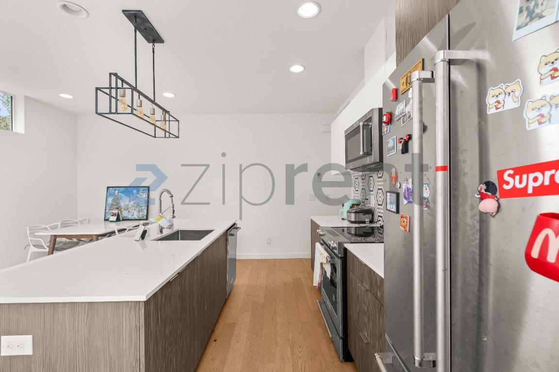Building Photo - Unit B
