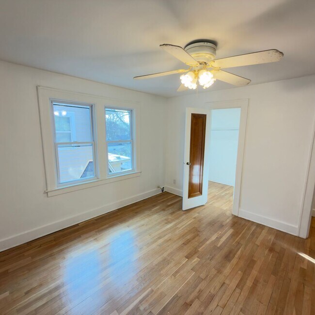 Building Photo - Charming 4 Bedroom on the SE Side!