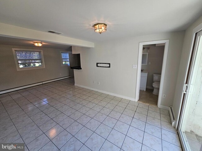 Building Photo - 14236 Caroline St