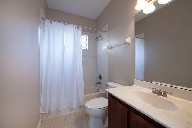 Building Photo - Large, Executive style 3/2.5 Lakefront/POOL Home in East Park of Lake Nona