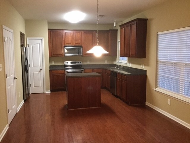 Building Photo - 887 Jennifer Lane