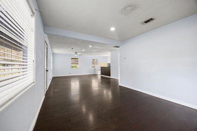 Building Photo - 340 Magnolia Dr