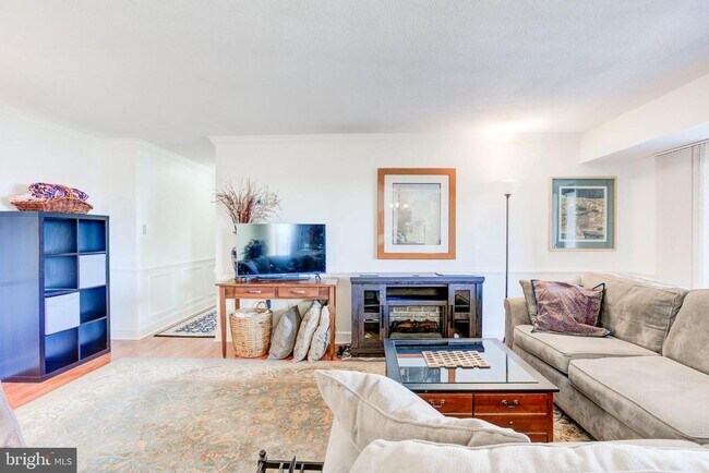 Building Photo - 307 Yoakum Pkwy