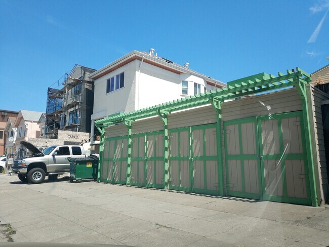 Building Photo - 605 Madison St