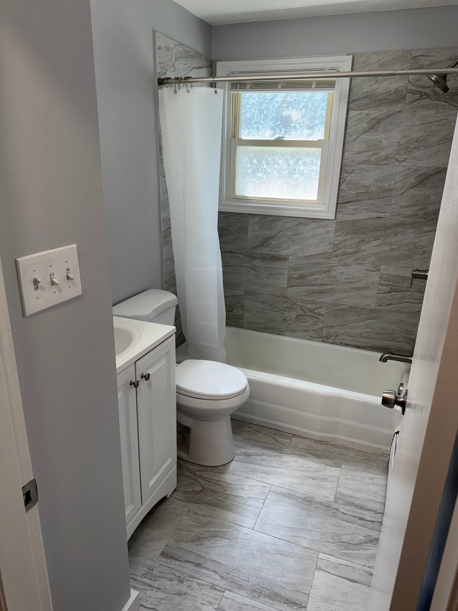 Main floors bathroom - 29 Beechmont St