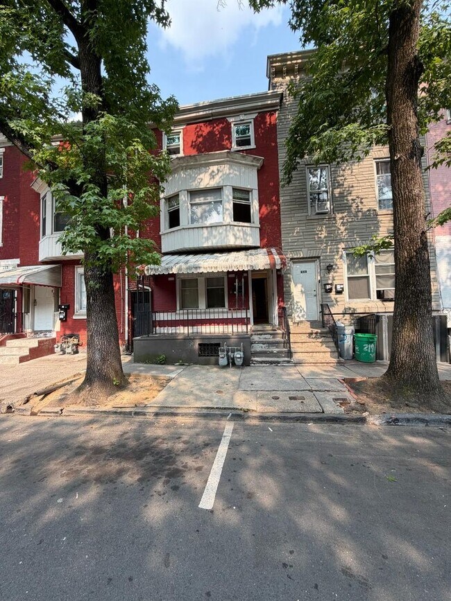 Building Photo - 217 S 4th St