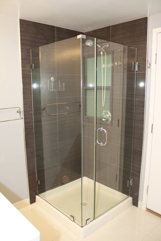 Building Photo - Gorgeous 4 Bedroom, 2 Bath in the Lovely Huntington Beach!