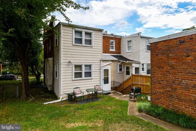 Building Photo - 4210 10th St NE