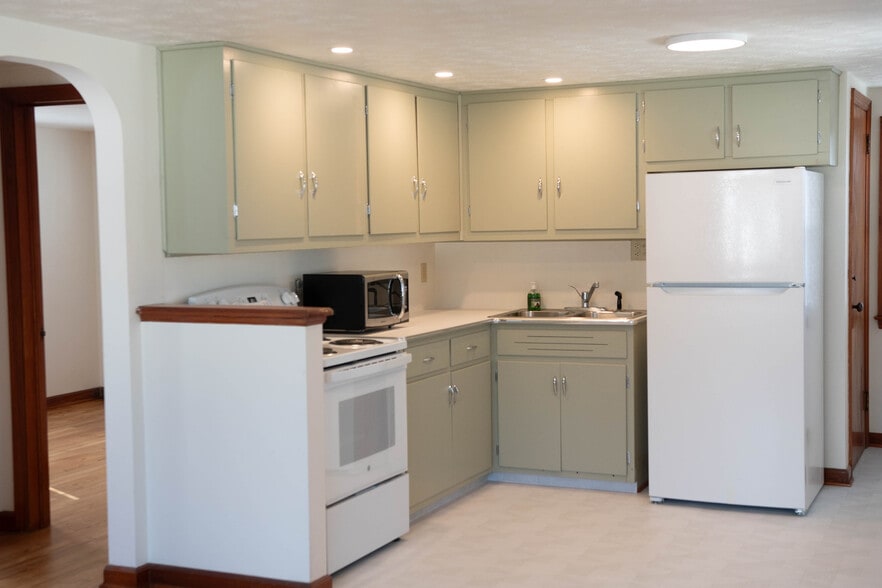 Kitchen - 939 Washington Ave