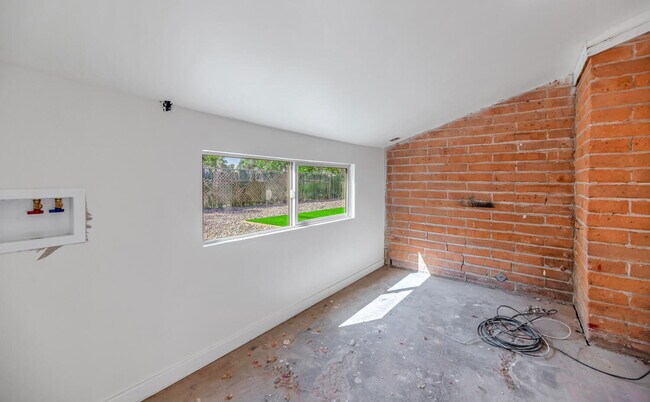 Building Photo - Fully Renovated 2 Bed / 2 Bath in Central ...