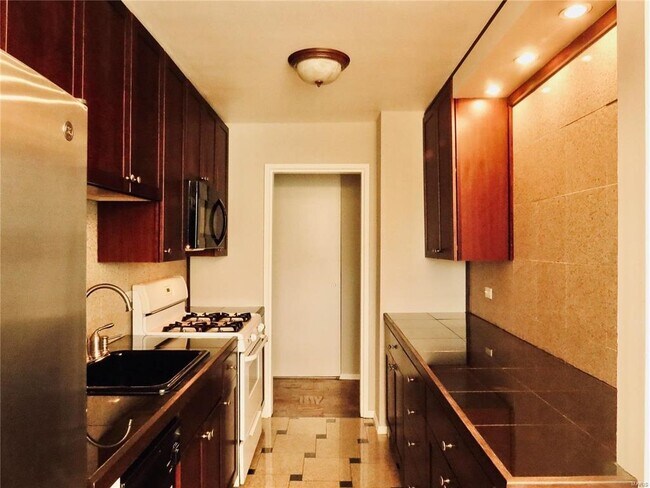 Kitchen - 4466 W Pine Blvd