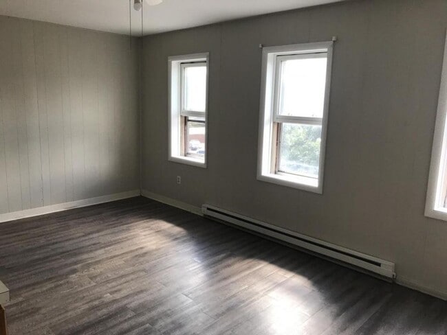 Building Photo - 17 E Louther St