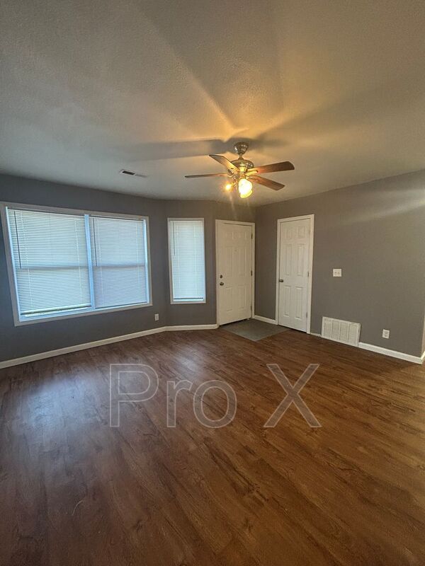 Building Photo - 405 Park St