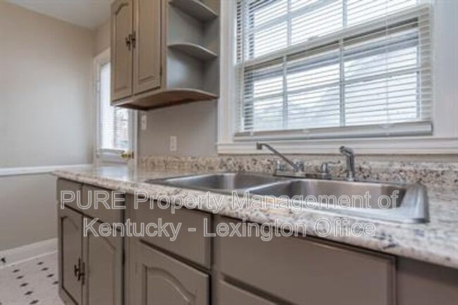 Building Photo - 200 Floral Park