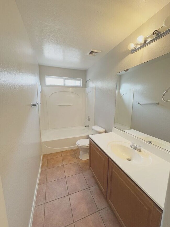 Building Photo - Large 4Bedrooms- 3Bath Home!!!