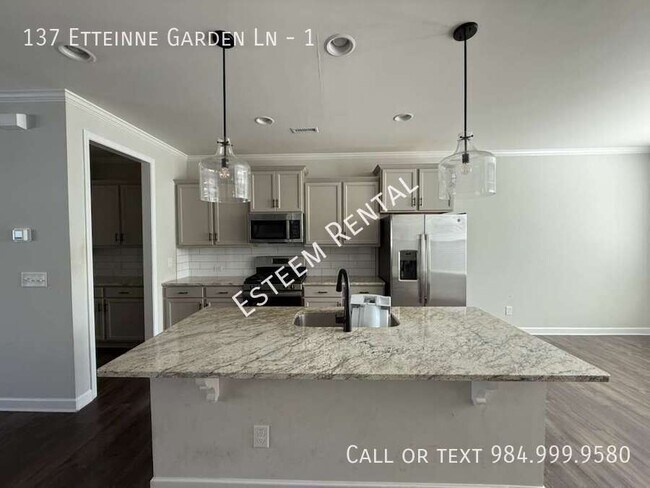 Building Photo - 137 Etteinne Garden Ln