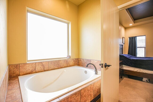 Building Photo - Beautiful 4 Bed 2 Bath - Dogs Allowed!