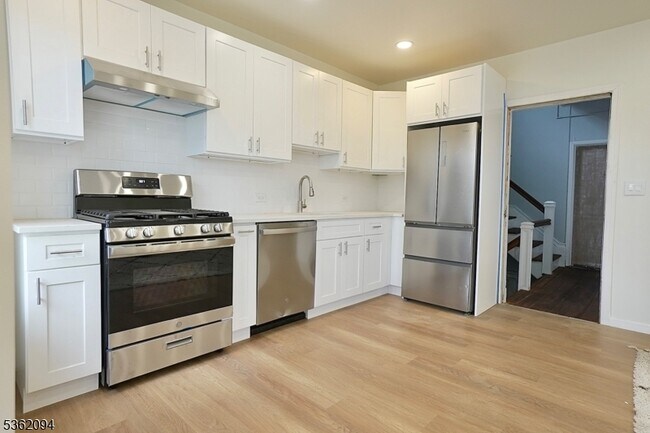 Building Photo - 103 3rd Ave