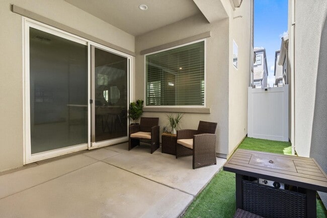 Building Photo - 3 Bed 2.5 Ba 2 Car Garage with solar!