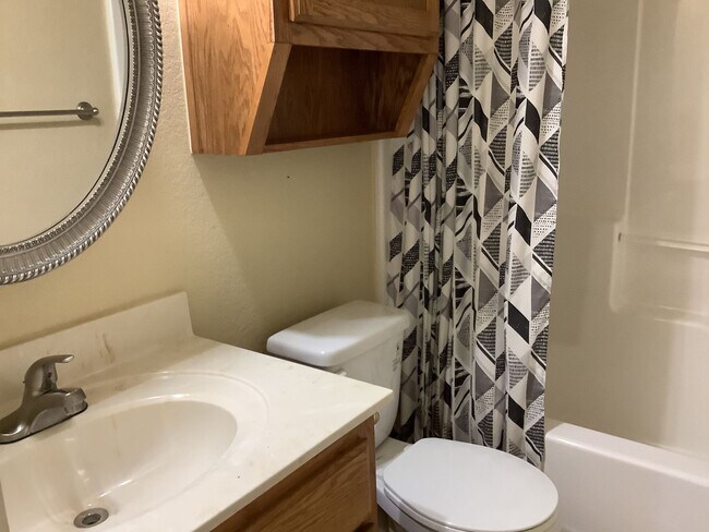 Building Photo - 409 S Rhomberg St