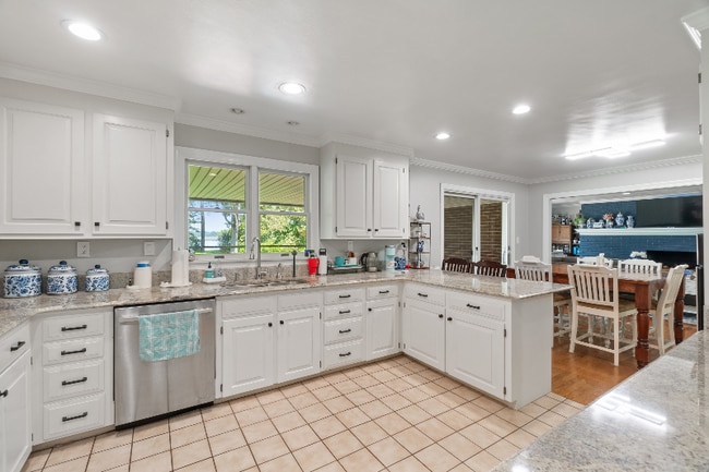 Building Photo - 4241 Rivercliff Crescent W