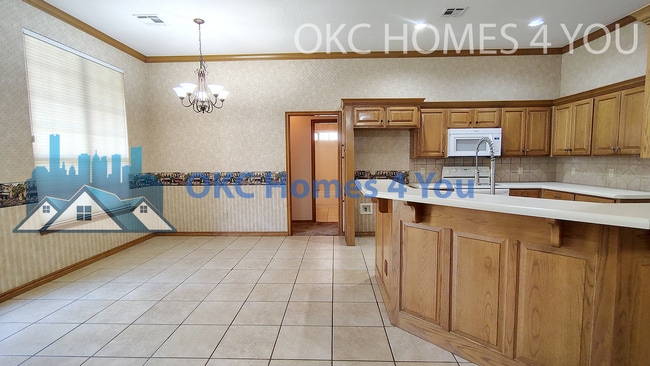 Building Photo - Beautiful 3 Bed + Office Home in Yukon off...