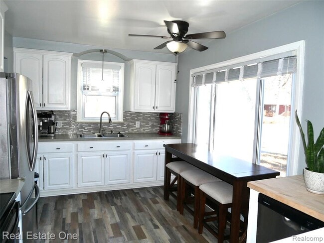 Building Photo - 2881 Ellwood Ave