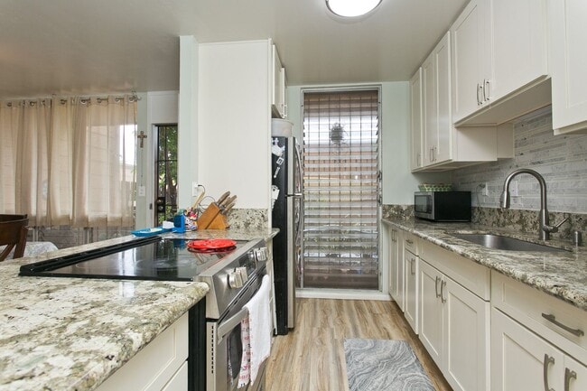 Building Photo - Partly Furnished 3-Bedroom, 2.5 Bath Townhouse at Kaholo Hale.  Pets Okay!
