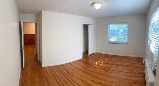 Building Photo - 3000 Linwood Ave