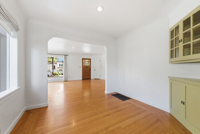 Building Photo - Spacious 2 Bed, 2 Bath Home