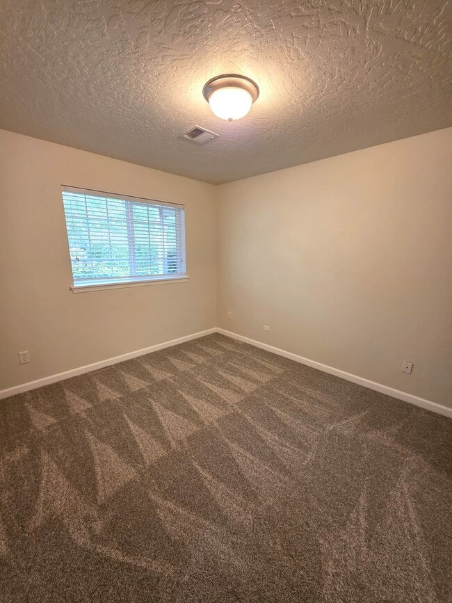 Building Photo - Lovely Townhome in North Gilham!