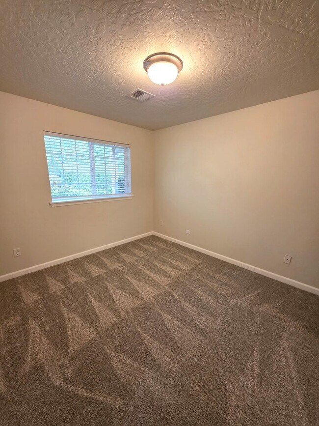 Building Photo - Spacious Duplex off Crescent