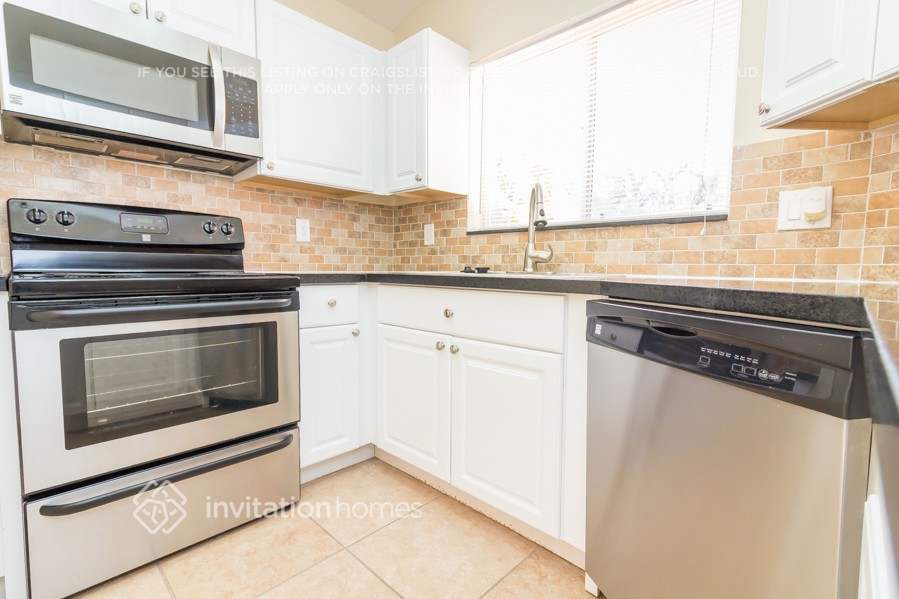 Building Photo - 1906 SW 123rd Ave