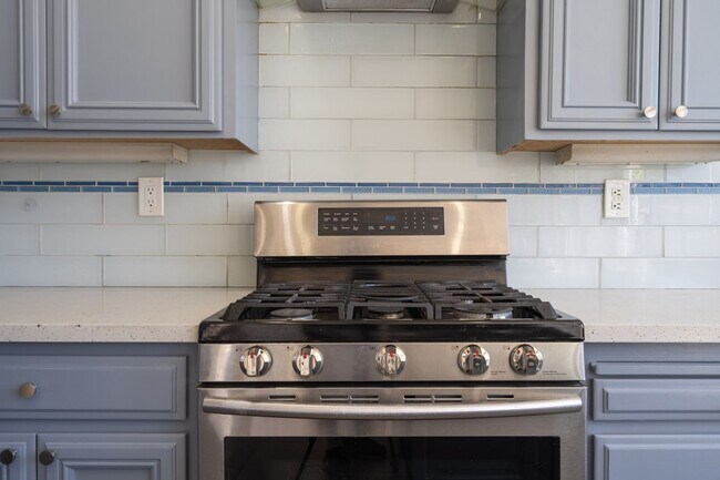 Building Photo - ***Exceptional 3BR/2.5BA Residence in Prime *** San Leandro Location