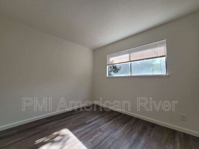 Building Photo - 5618 Hillsdale Blvd