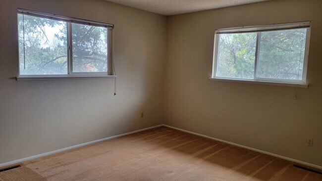 Building Photo - 4 Bed 2.5 Bath with A/C - Available Now!