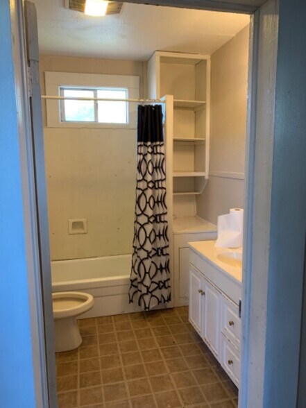 Building Photo - 821 Live Oak St