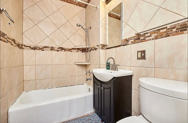 Building Photo - Downtown Bungalow