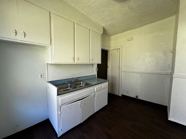 Building Photo - 12633 Edmonton Ave